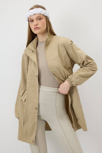 Giacca beige con colletto dritto e coulisse in vita