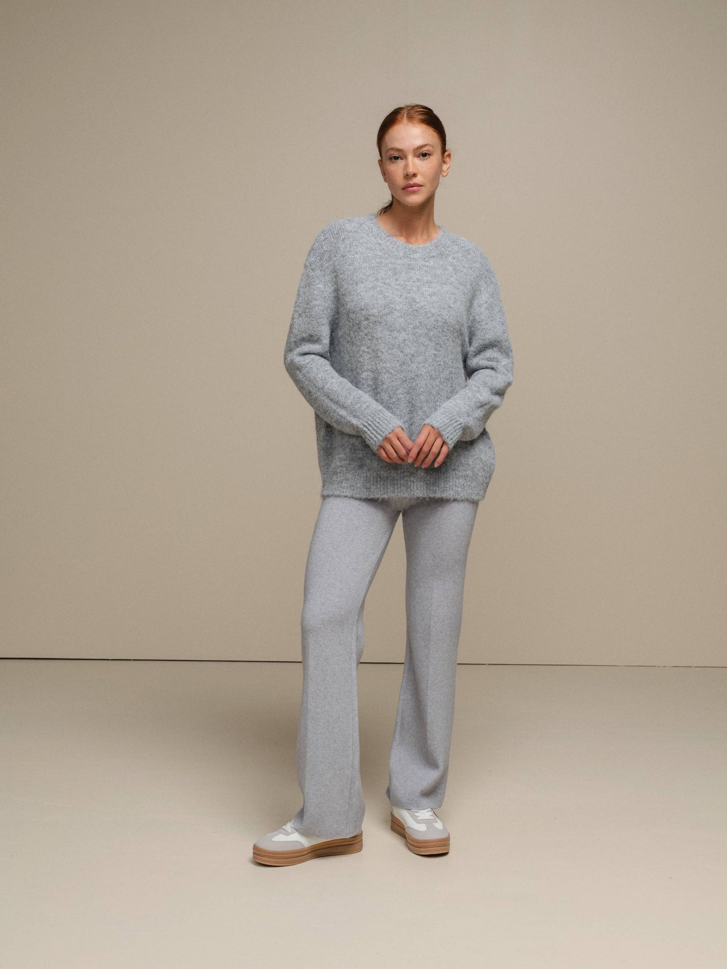 Pantaloni a zampa in maglia morbida da donna