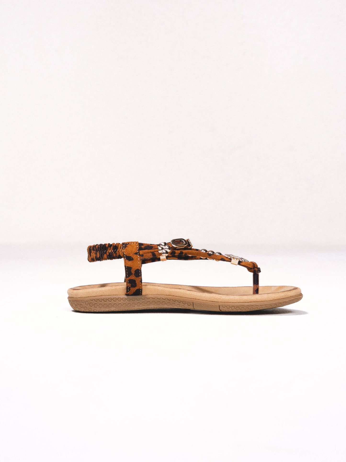 Sandali bassi infradito con stampa leopardata e dettagli metallici