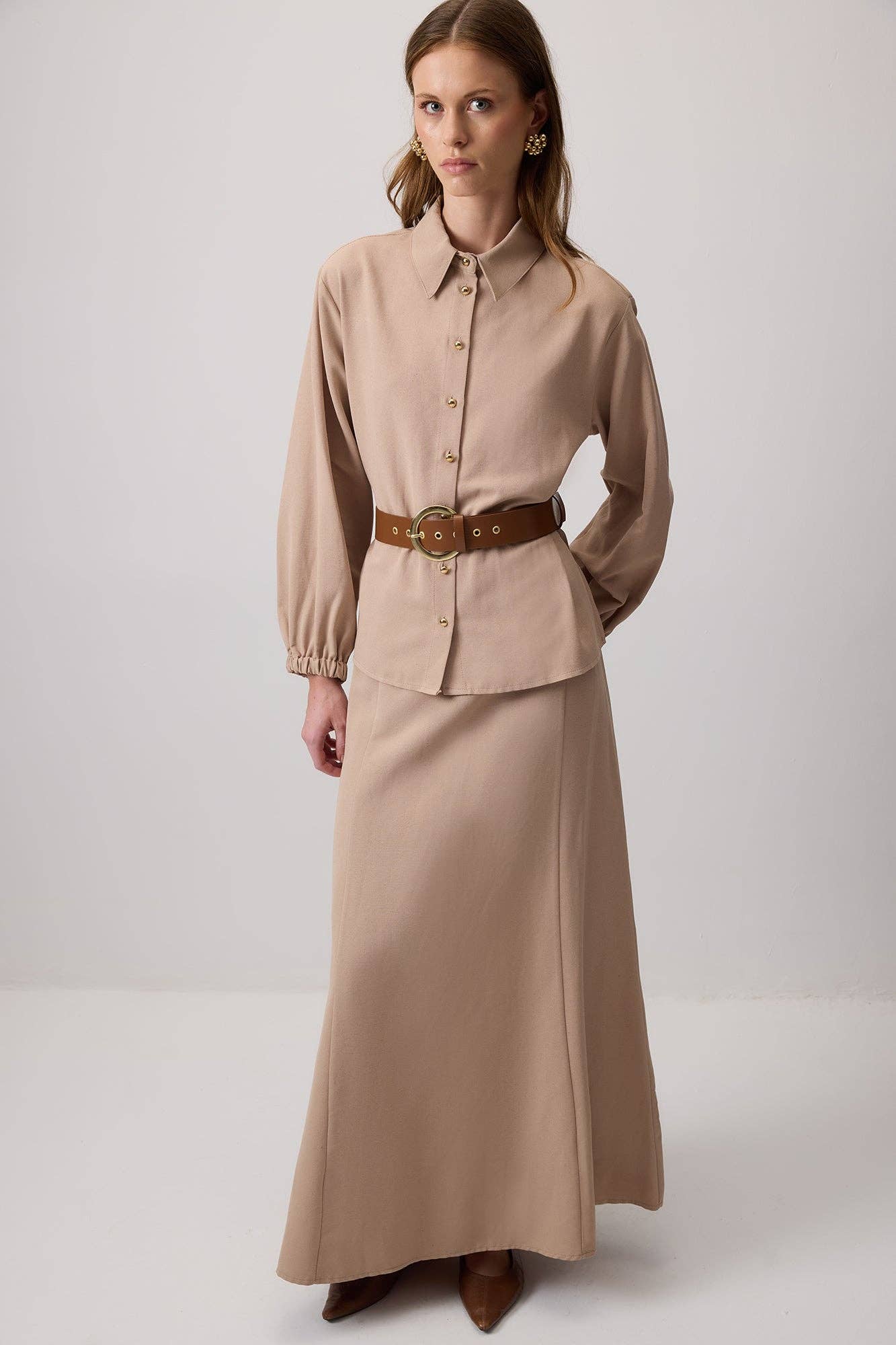 Completo camicia e gonna lunga con cintura testurizzata