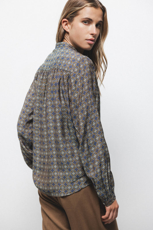 Blusa con motivo geometrico e scollo a V
