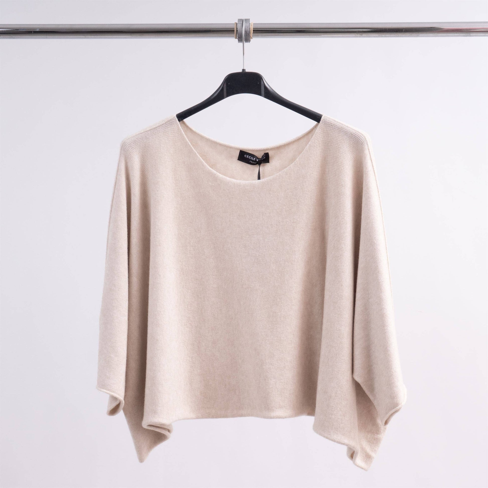 Maglia ampia con scollo a barca e maniche pipistrello