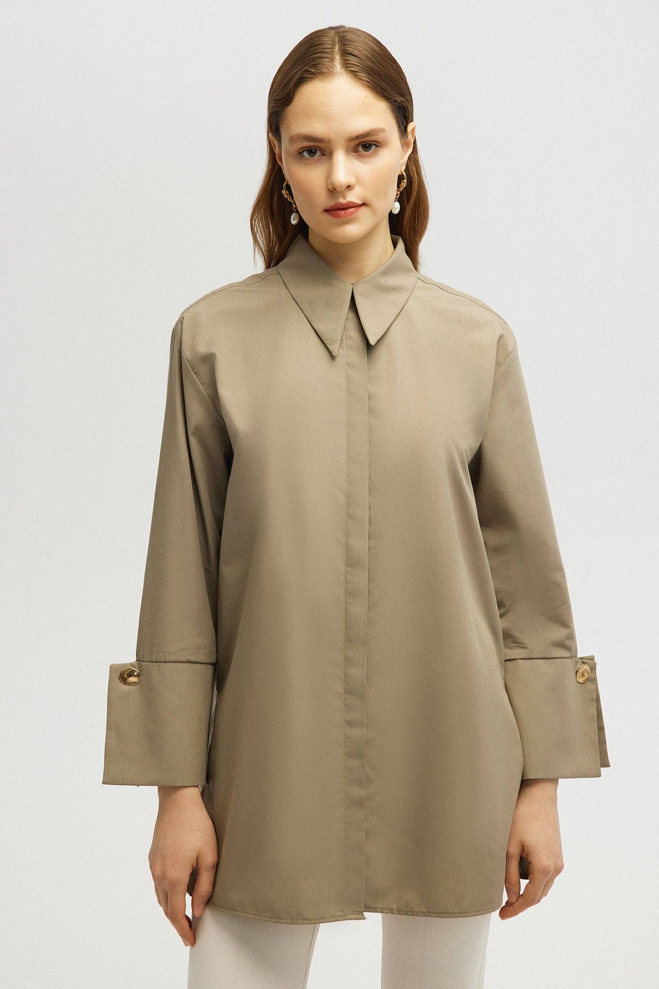 Camicia in popeline beige con polsini oversize