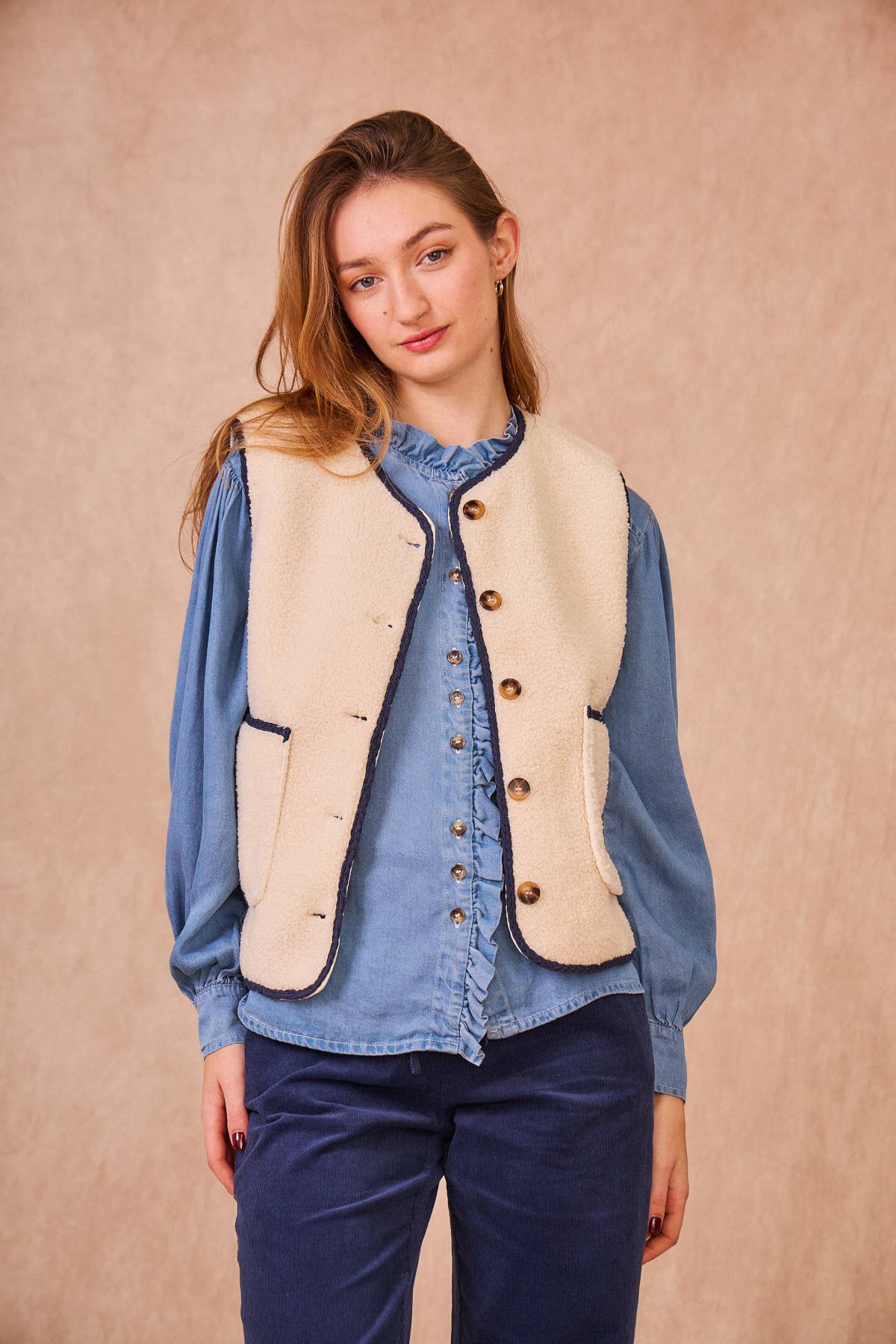 Gilet in ecopelliccia con profili intrecciati blu