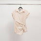 Camicia smanicata con collo sartoriale e nodo laterale