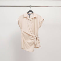Camicia smanicata con collo sartoriale e nodo laterale