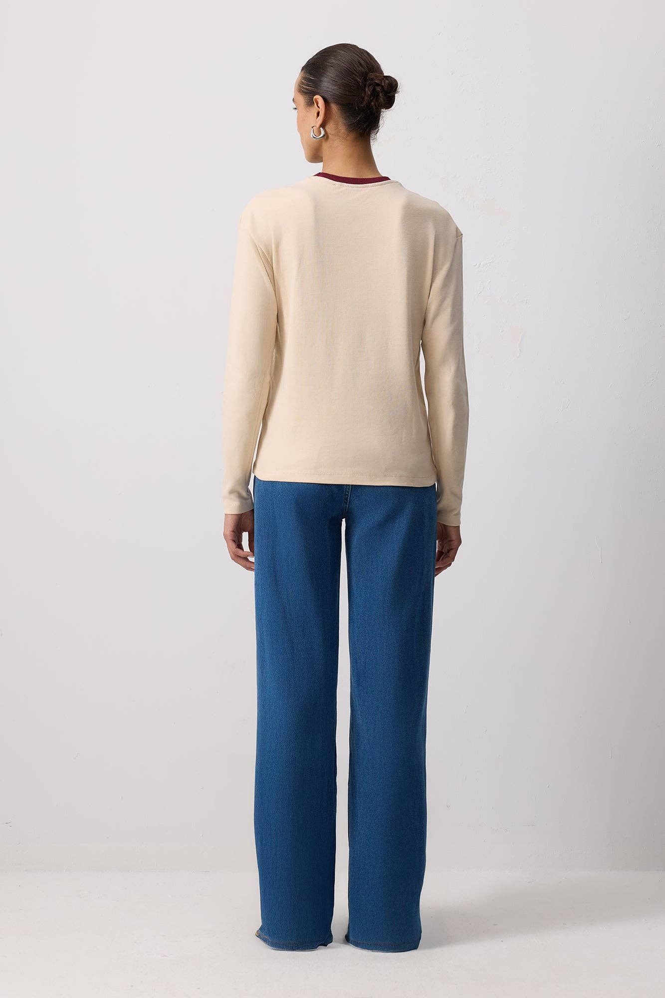 T-shirt in cotone a maniche lunghe con colletto a costine