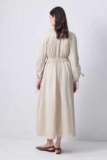 Abito midi beige con maniche arricciate e spilla in metallo