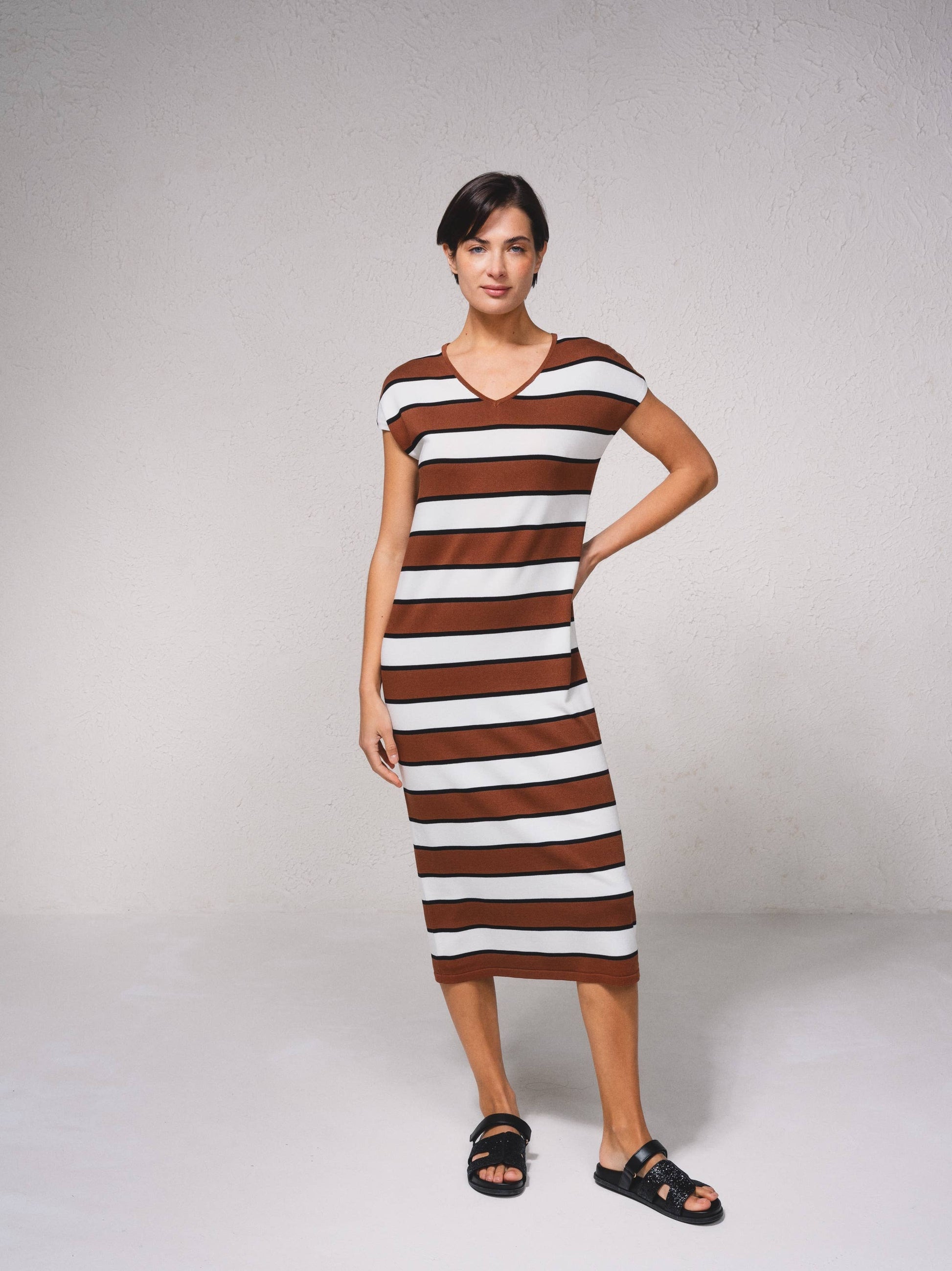 Abito midi in maglia a righe con scollo a V