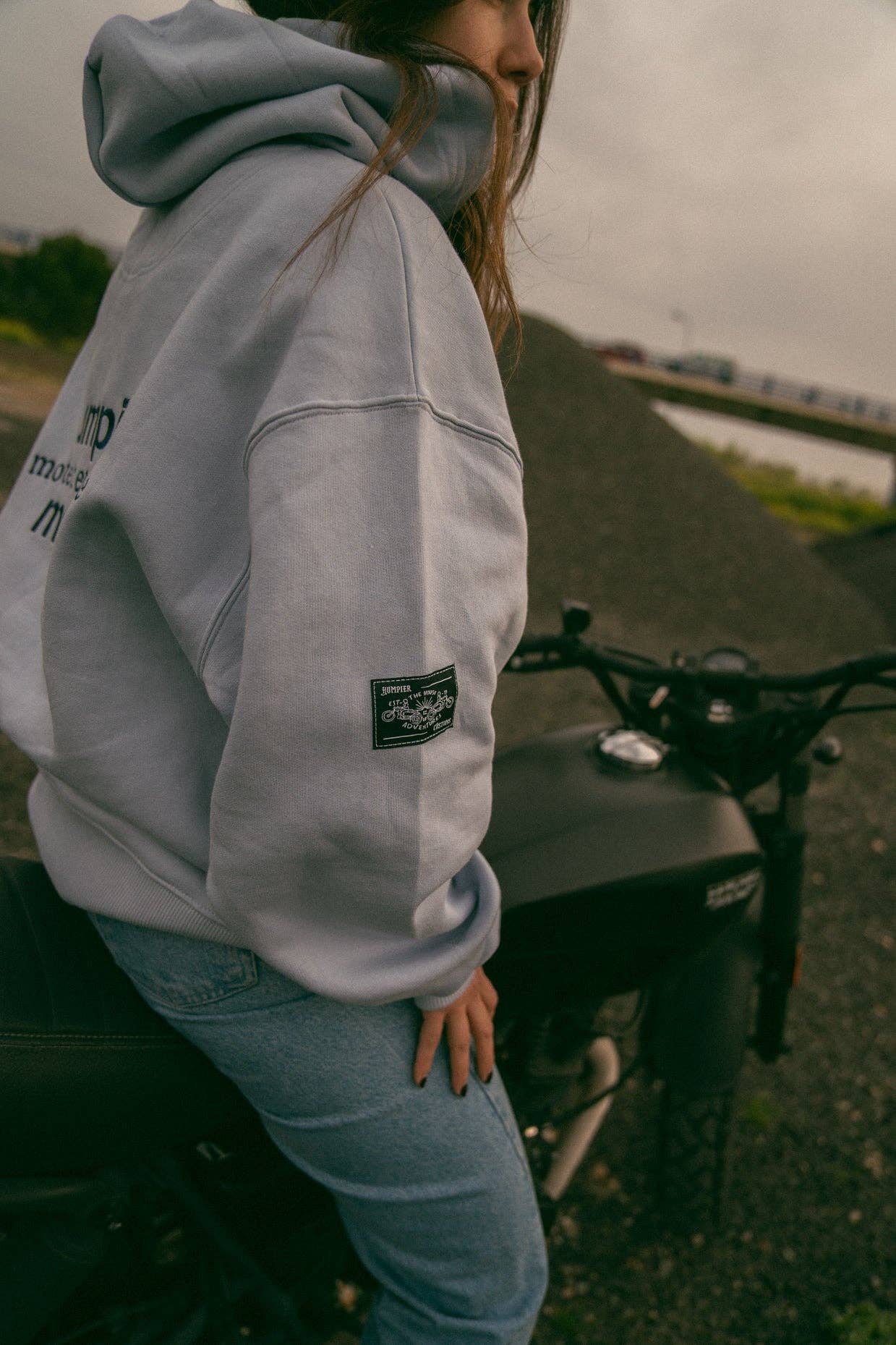 Felpa con cappuccio oversize Maison des Adventures in cotone biologico