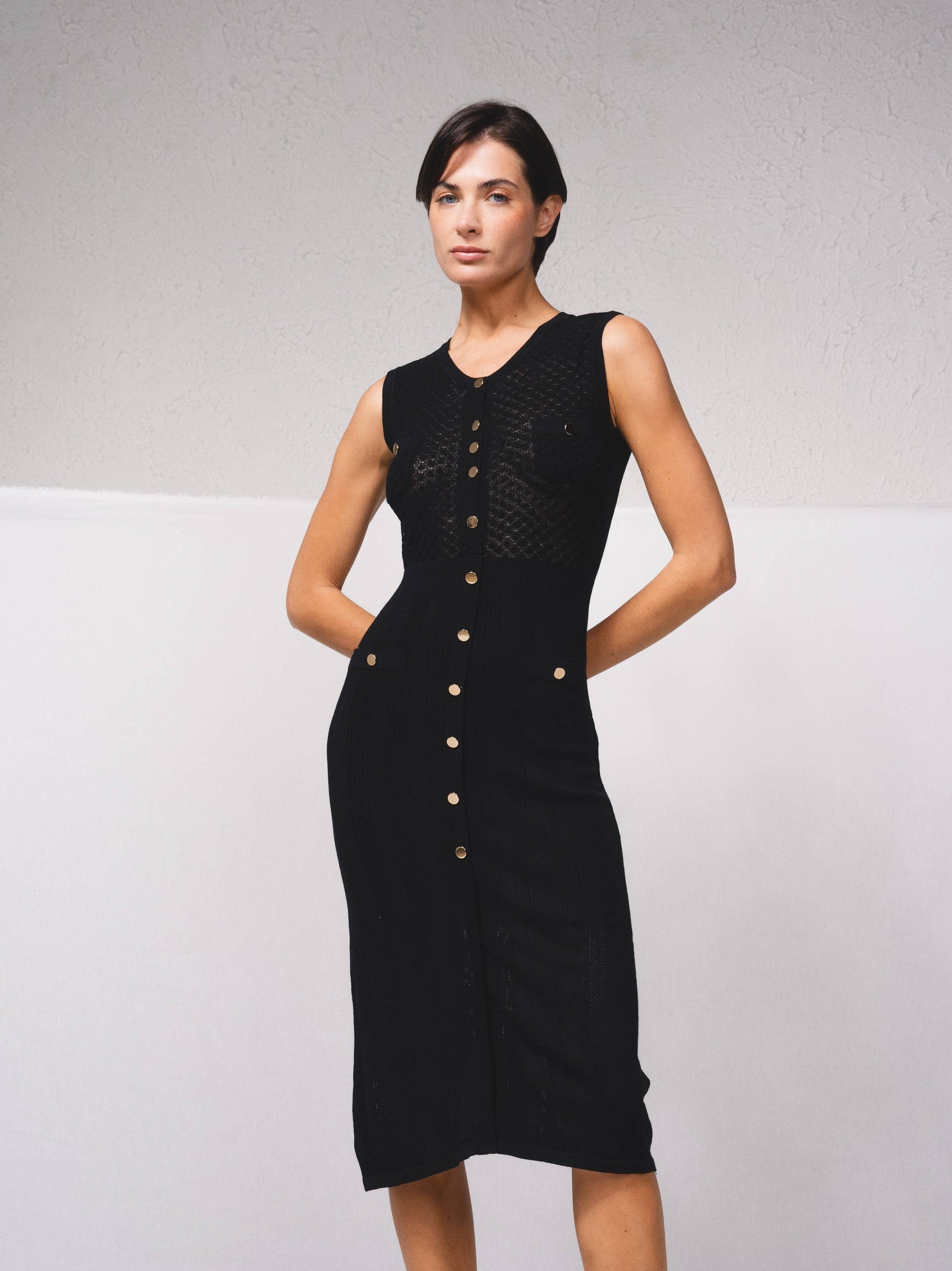 Abito midi in maglia aderente con bottoni dorati