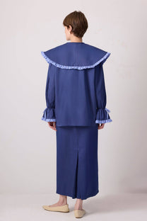 Camicia blu navy con maxi colletto a contrasto e volant