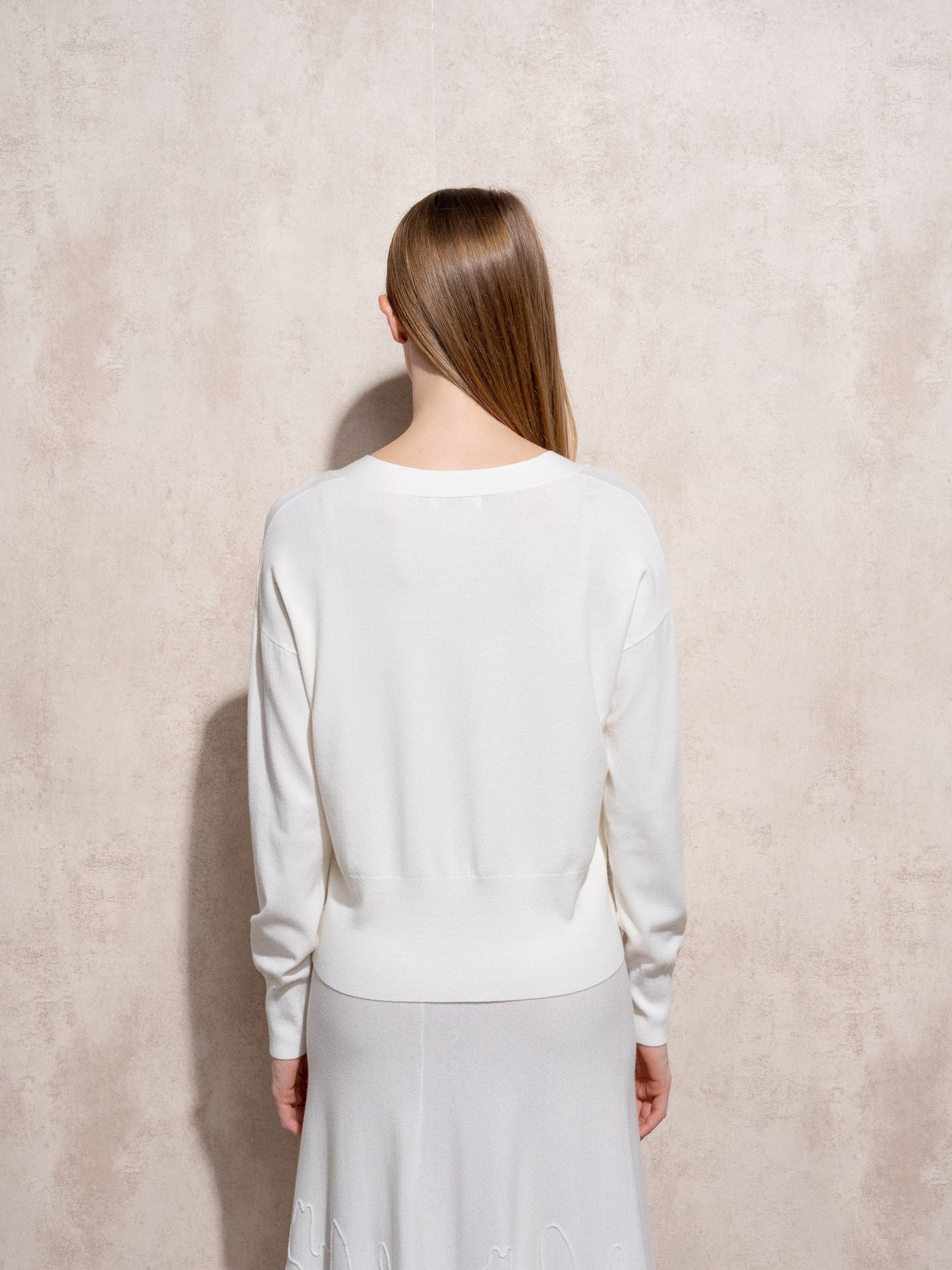 Set in maglia fine con cardigan e gonna ricamata
