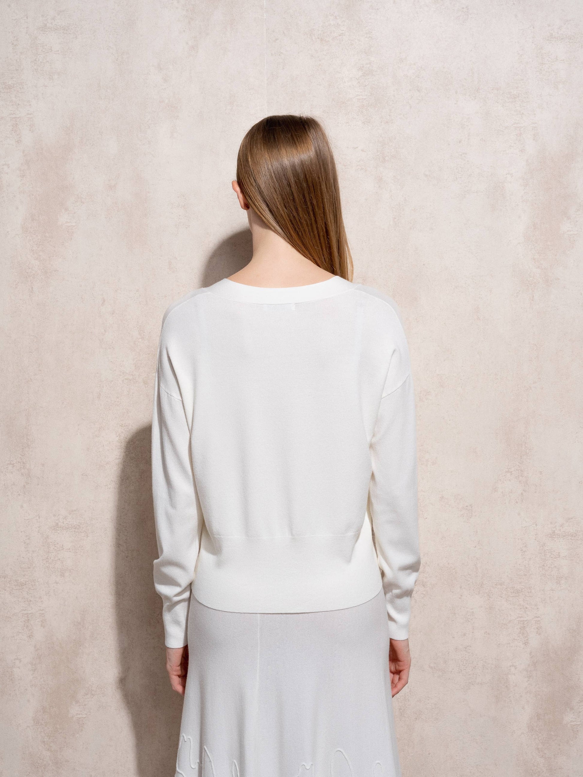 Set in maglia fine con cardigan e gonna ricamata
