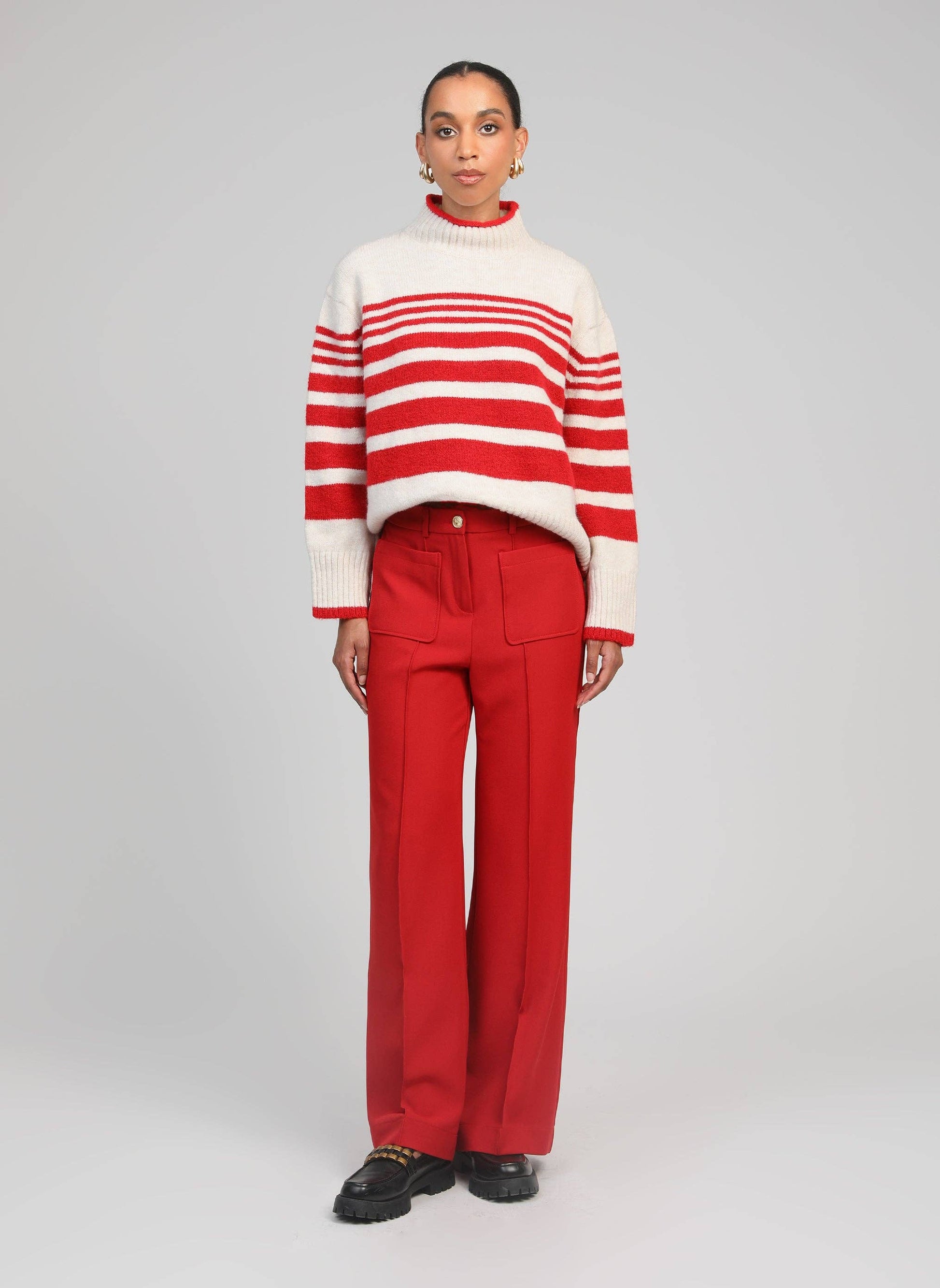 Maglione a righe rosso e bianco con collo alto
