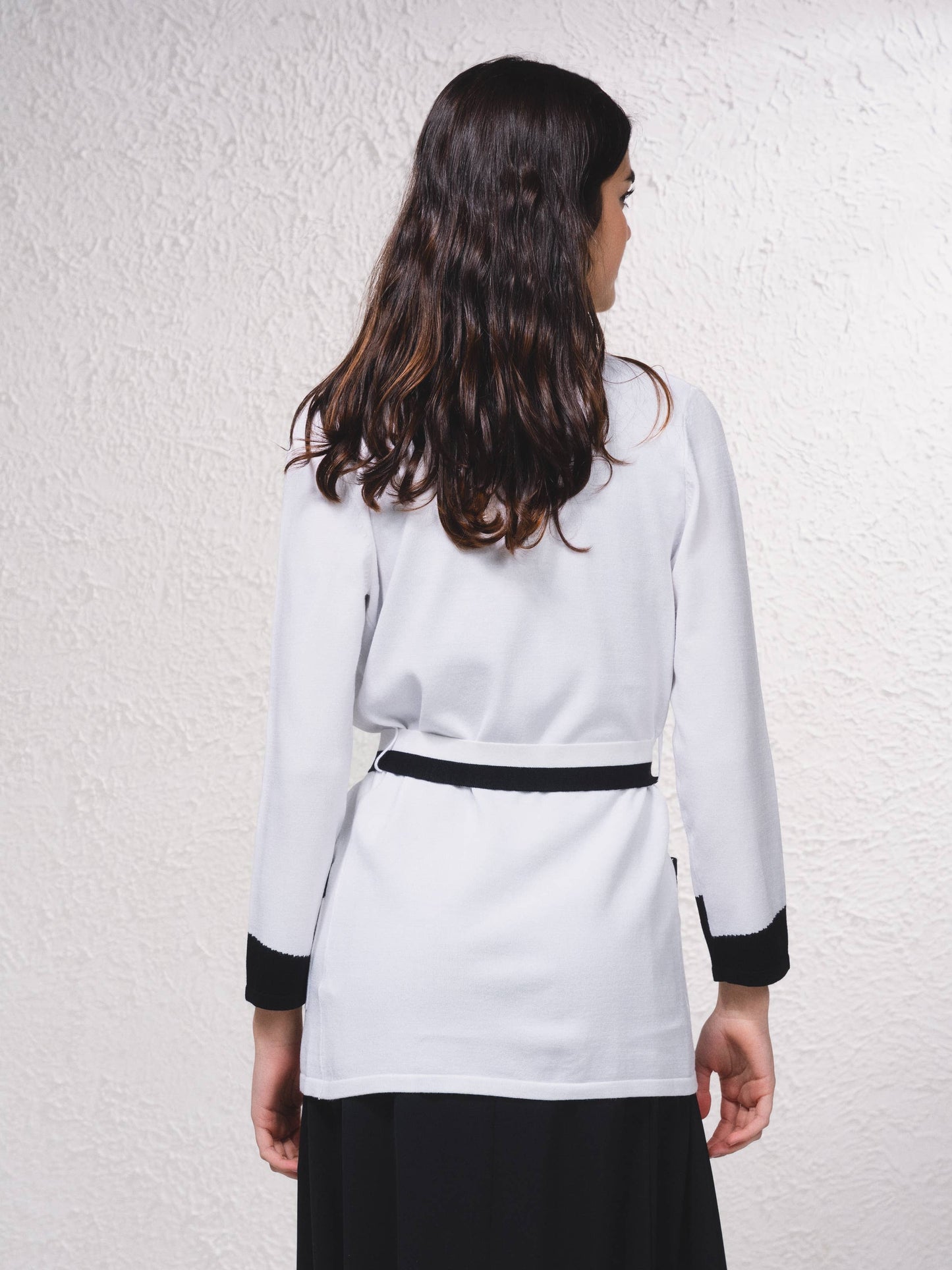 Cardigan in maglia con cintura e dettagli a contrasto