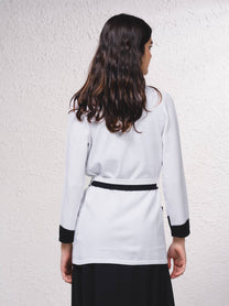 Cardigan in maglia con cintura e dettagli a contrasto