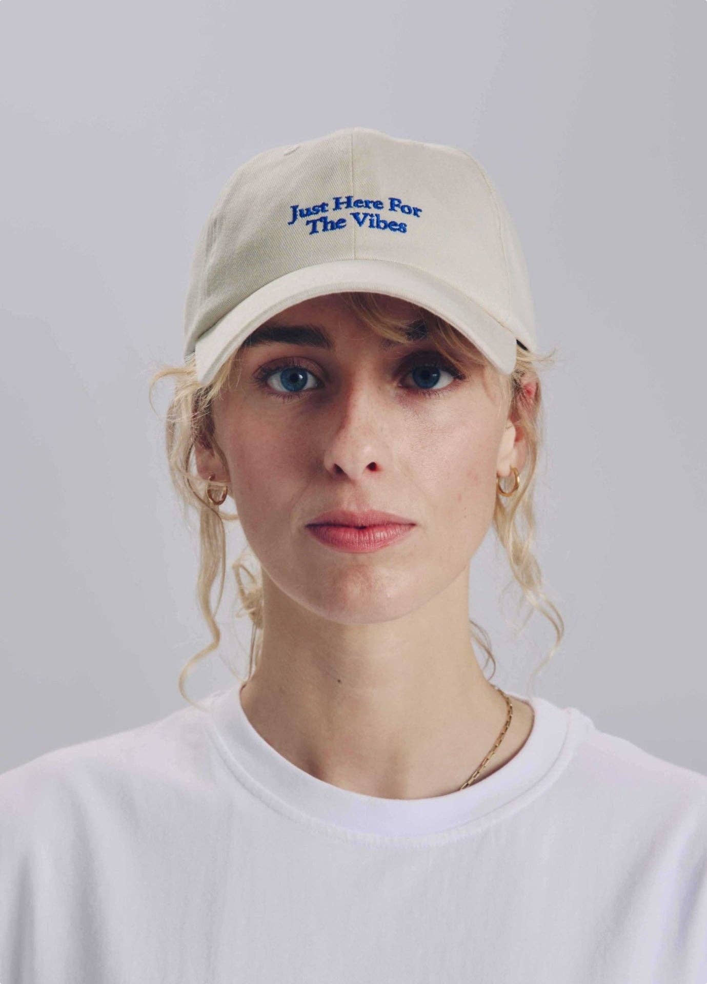 Cappellino beige con ricamo “Just Here For The Vibes”