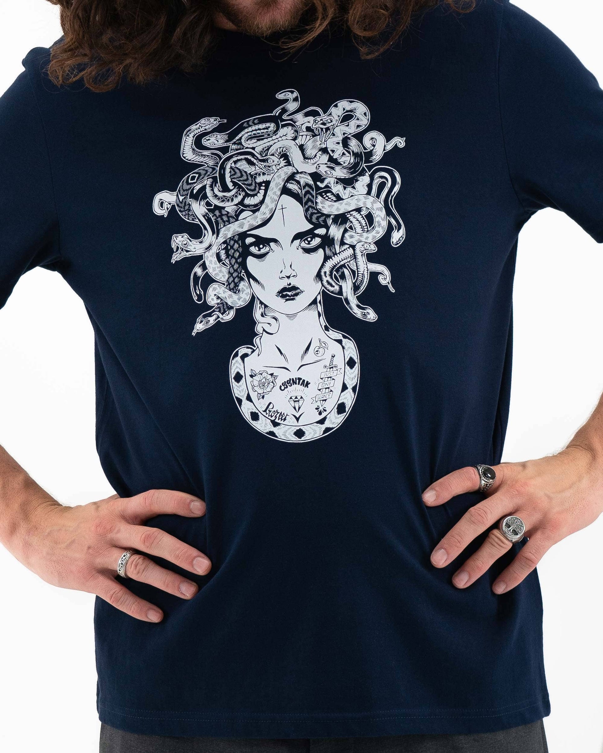T-shirt Medusa navy con grafica skateboard
