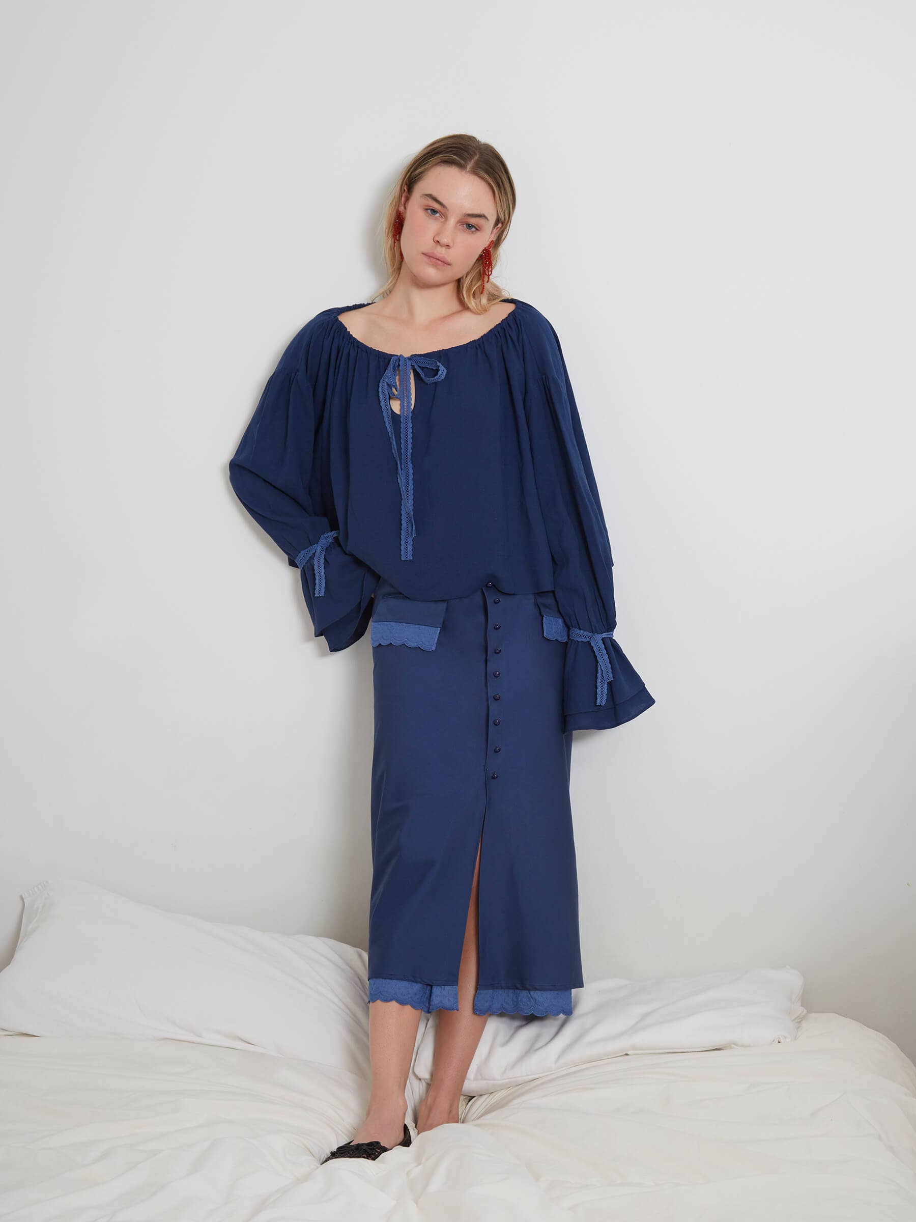 Gonna midi blu Lilt a vita bassa con bottoni e finiture in pizzo