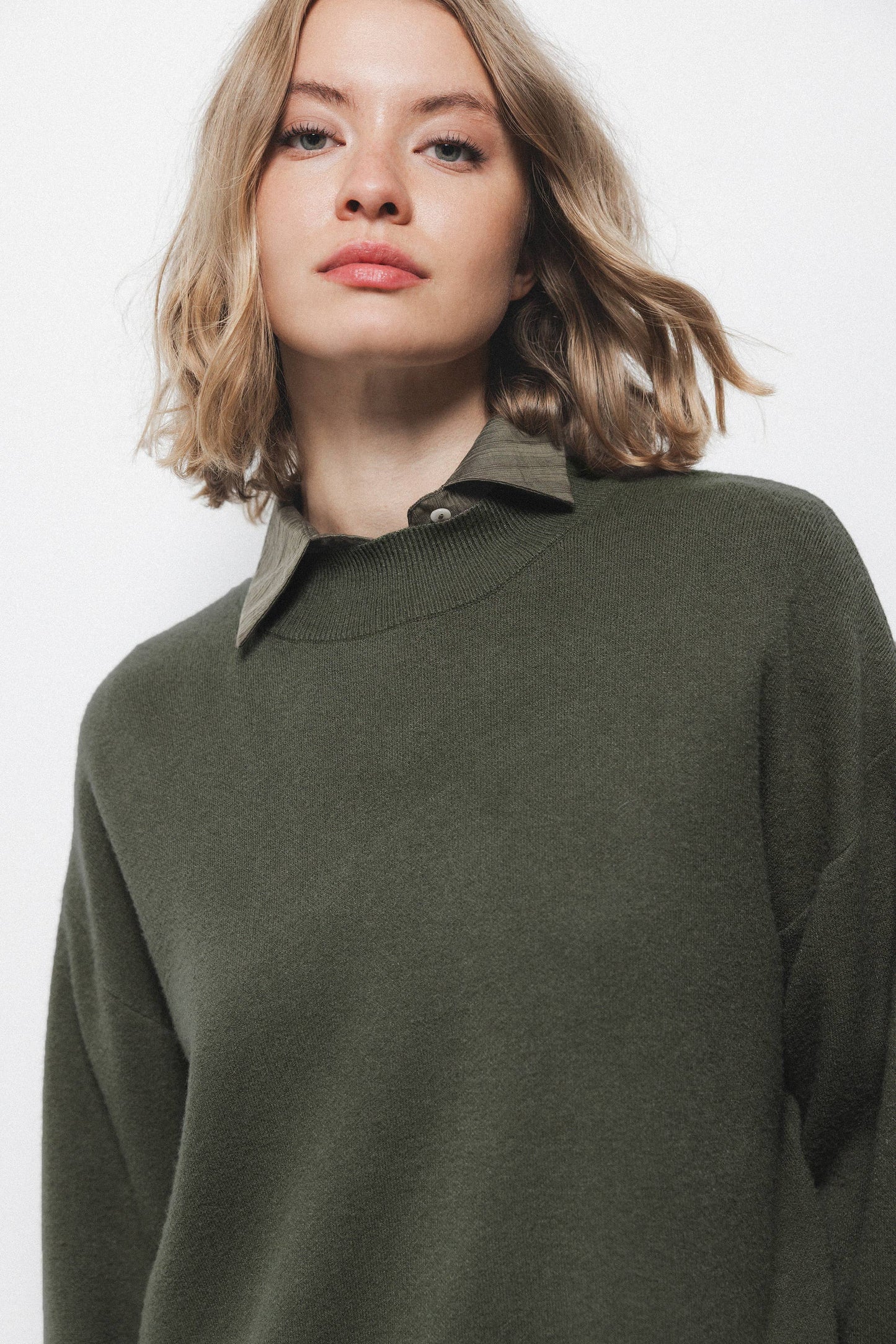 Maglione in maglia verde oliva con scollo tondo