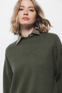 Maglione in maglia verde oliva con scollo tondo