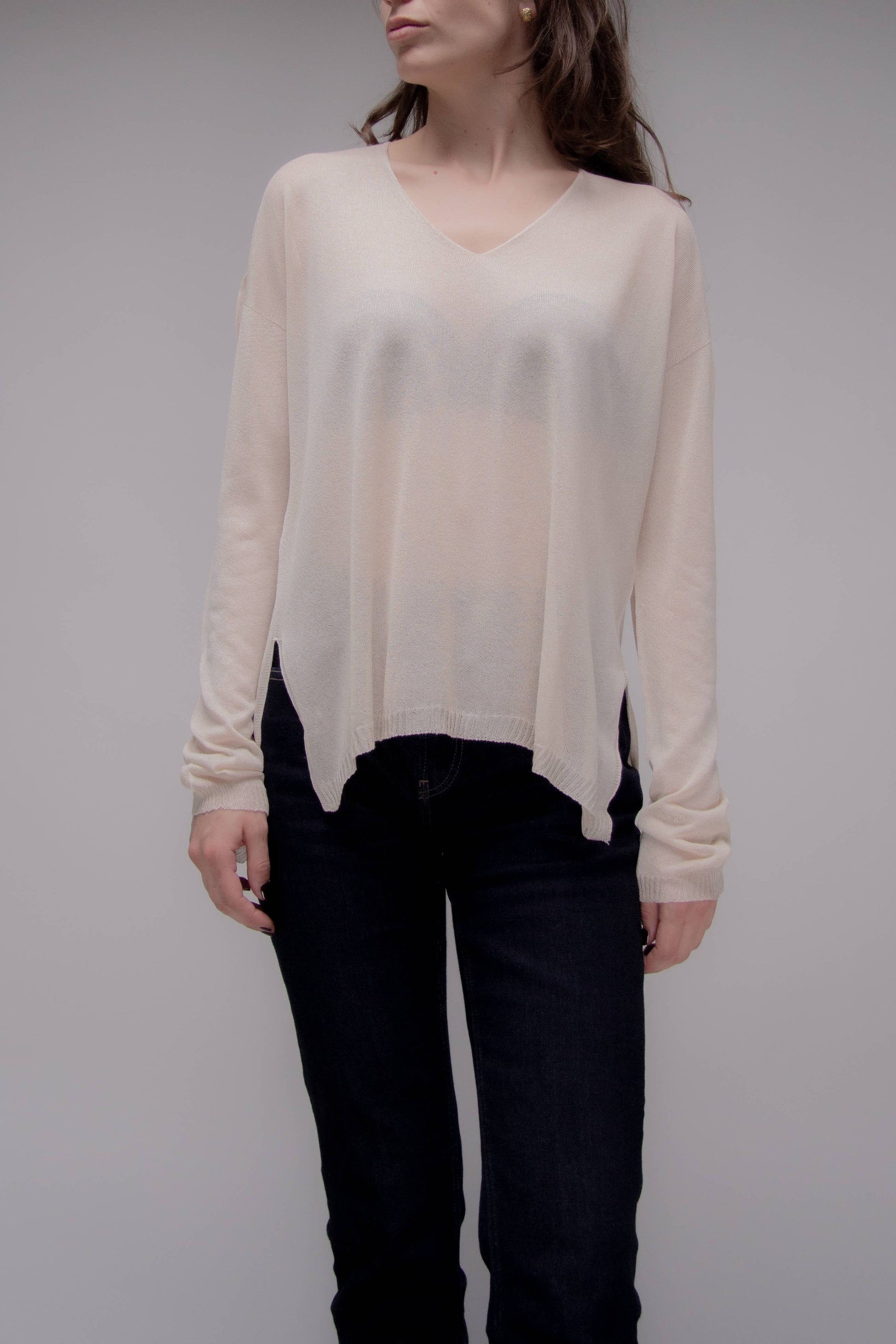 Maglione corto in maglia 3D con scollo a V asimmetrico e spacchi laterali