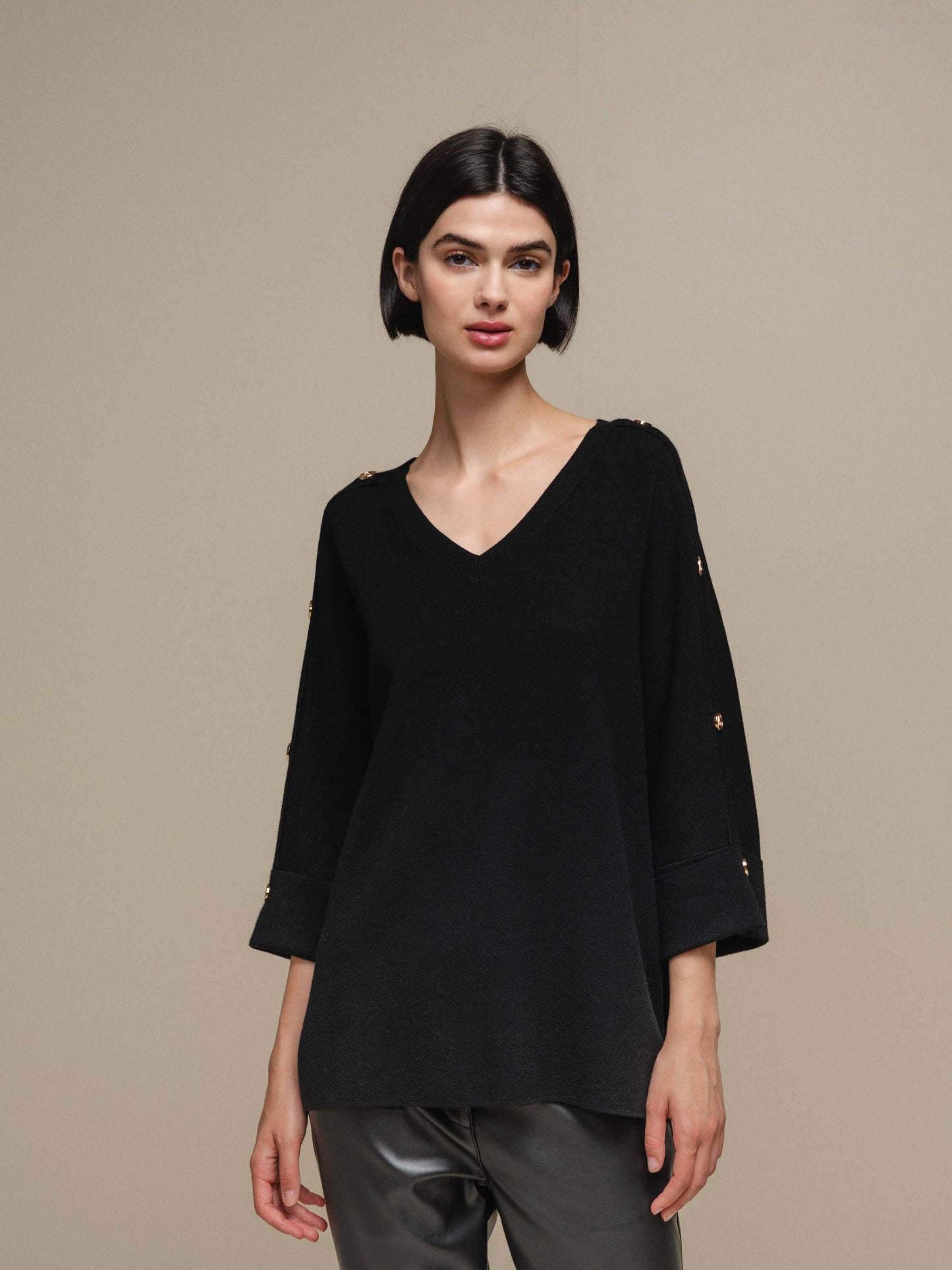 Maglione oversize con scollo a V e bottoni gioiello