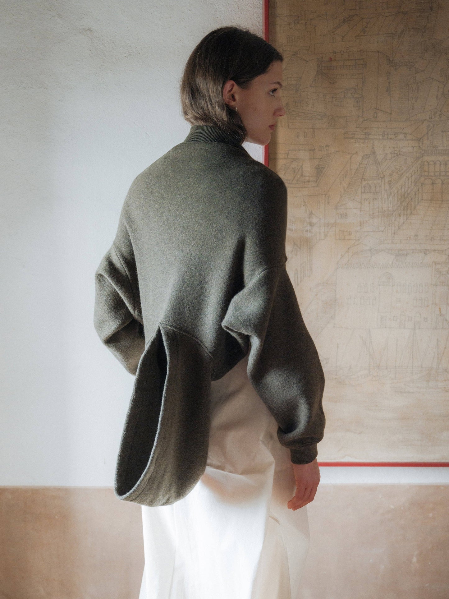 Felpa cropped con cappuccio in lana d’agnello superfine