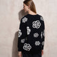 Maglione donna nero con maxi fiori a contrasto