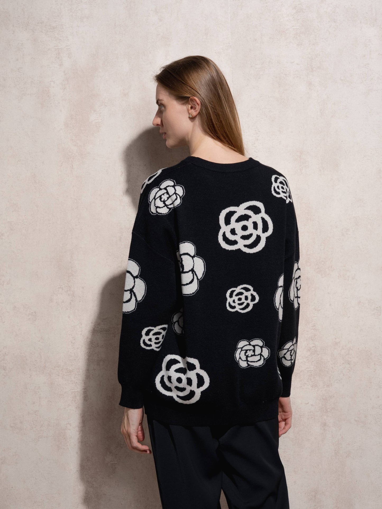 Maglione donna nero con maxi fiori a contrasto