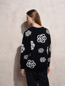 Maglione donna nero con maxi fiori a contrasto