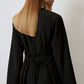 Blusa in crêpe nera con incrocio e lacci sul retro