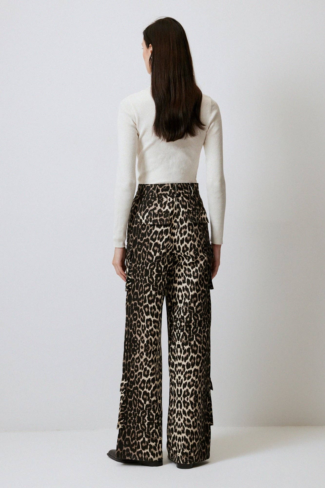 Pantaloni cargo a zampa in cotone leopardato