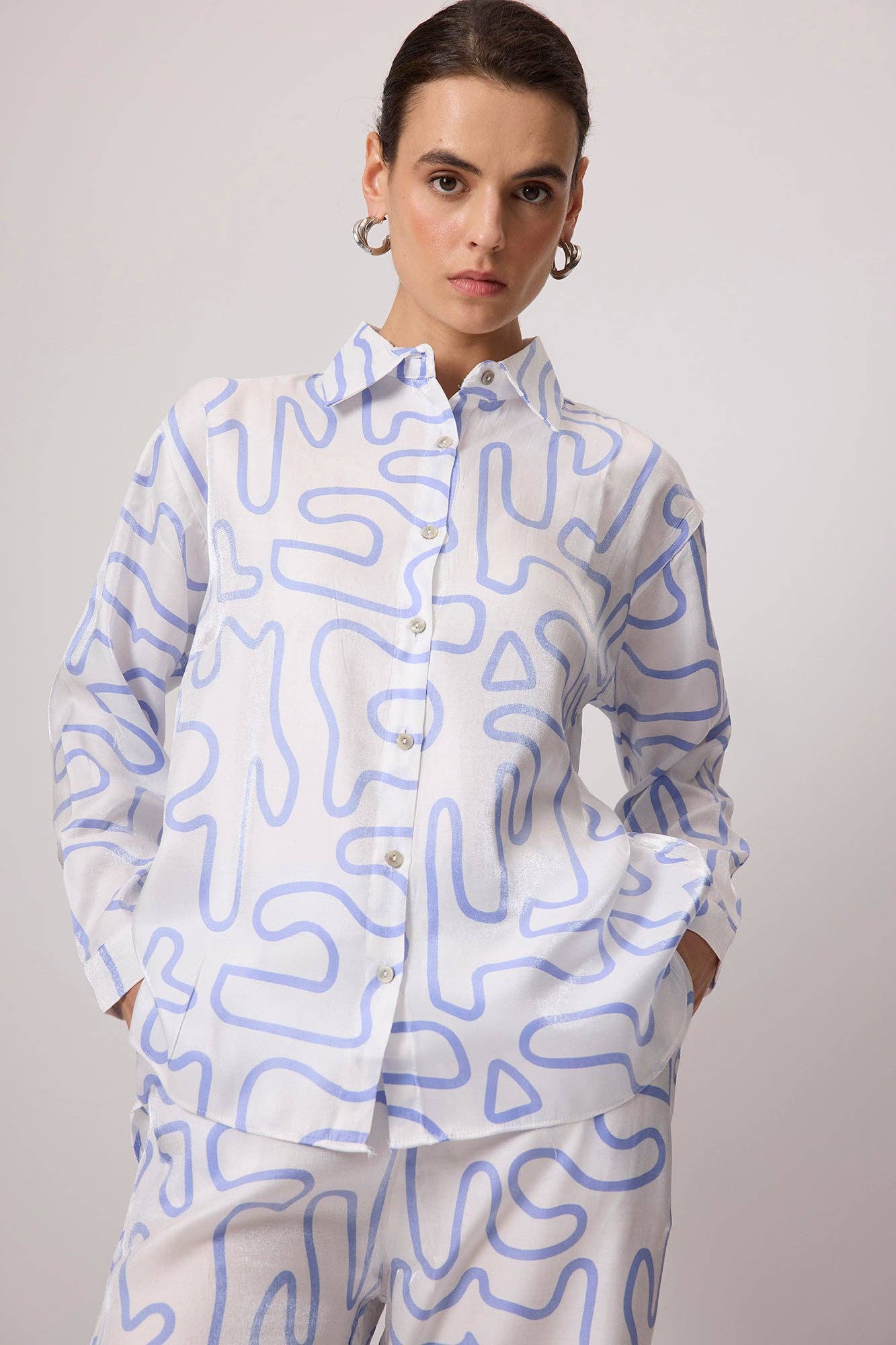 Set camicia e pantaloni in viscosa con stampa astratta
