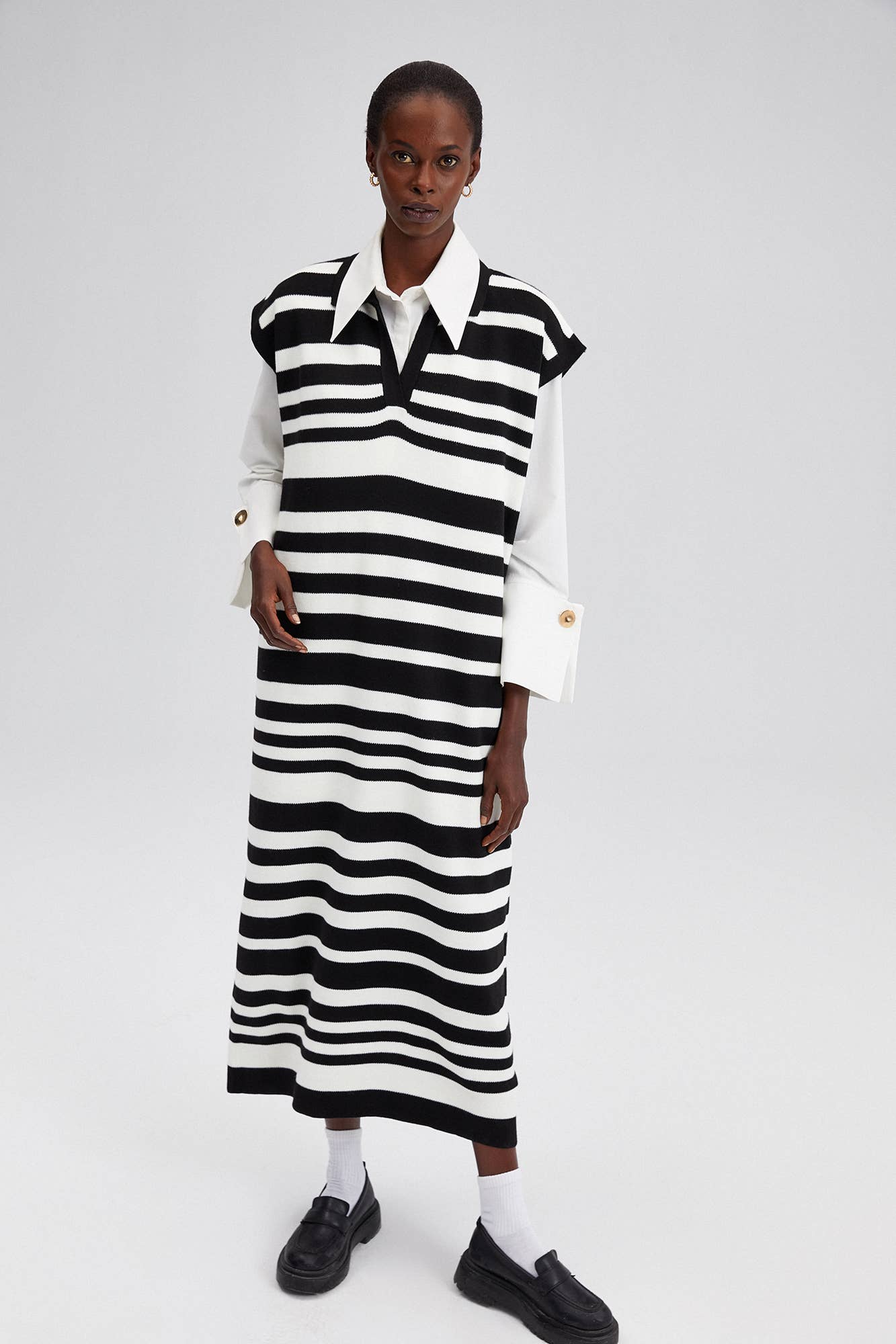 Abito maxi in maglia a righe senza maniche con collo alto