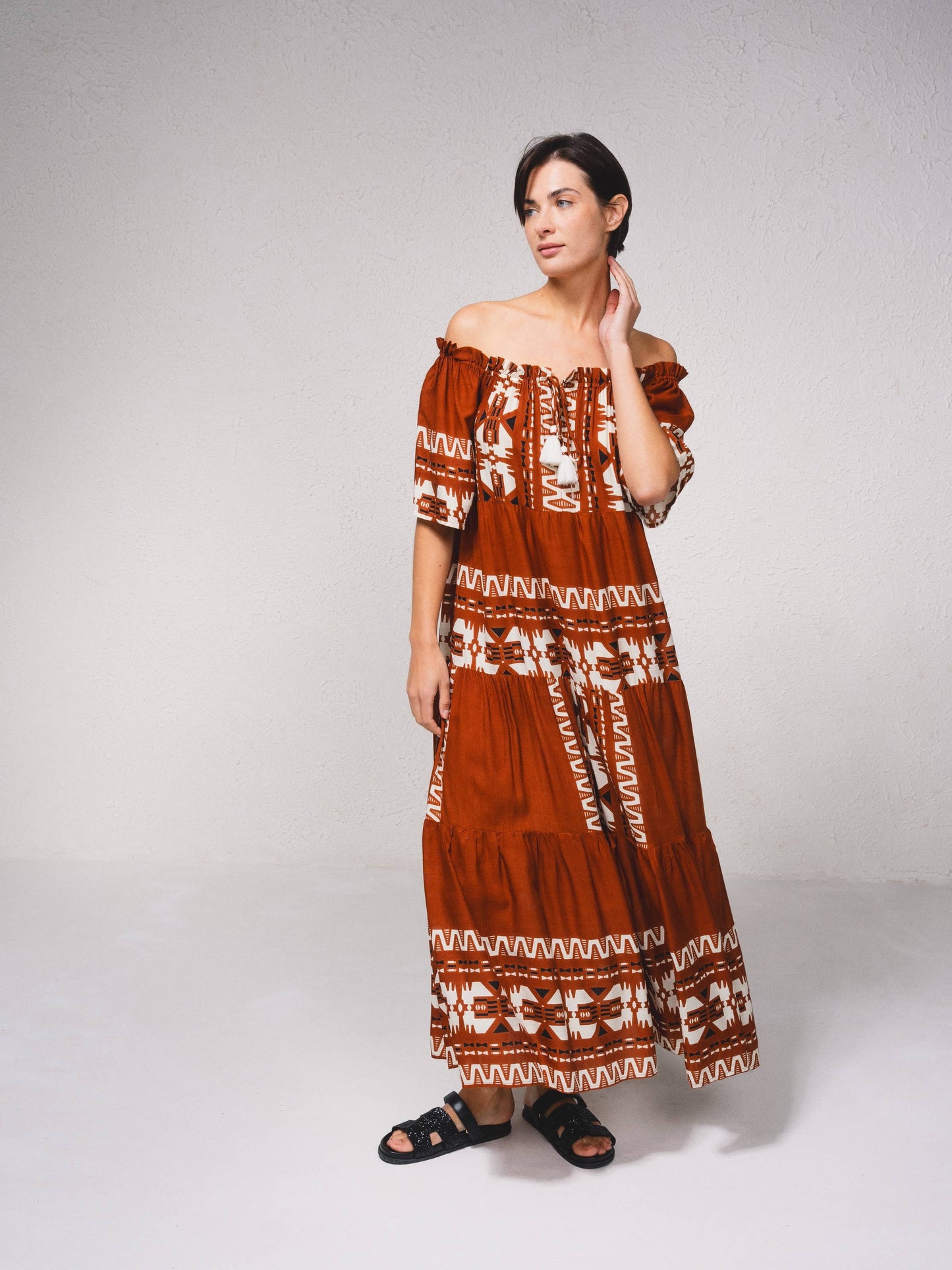 Abito lungo fluido a trapezio con stampa off-shoulder