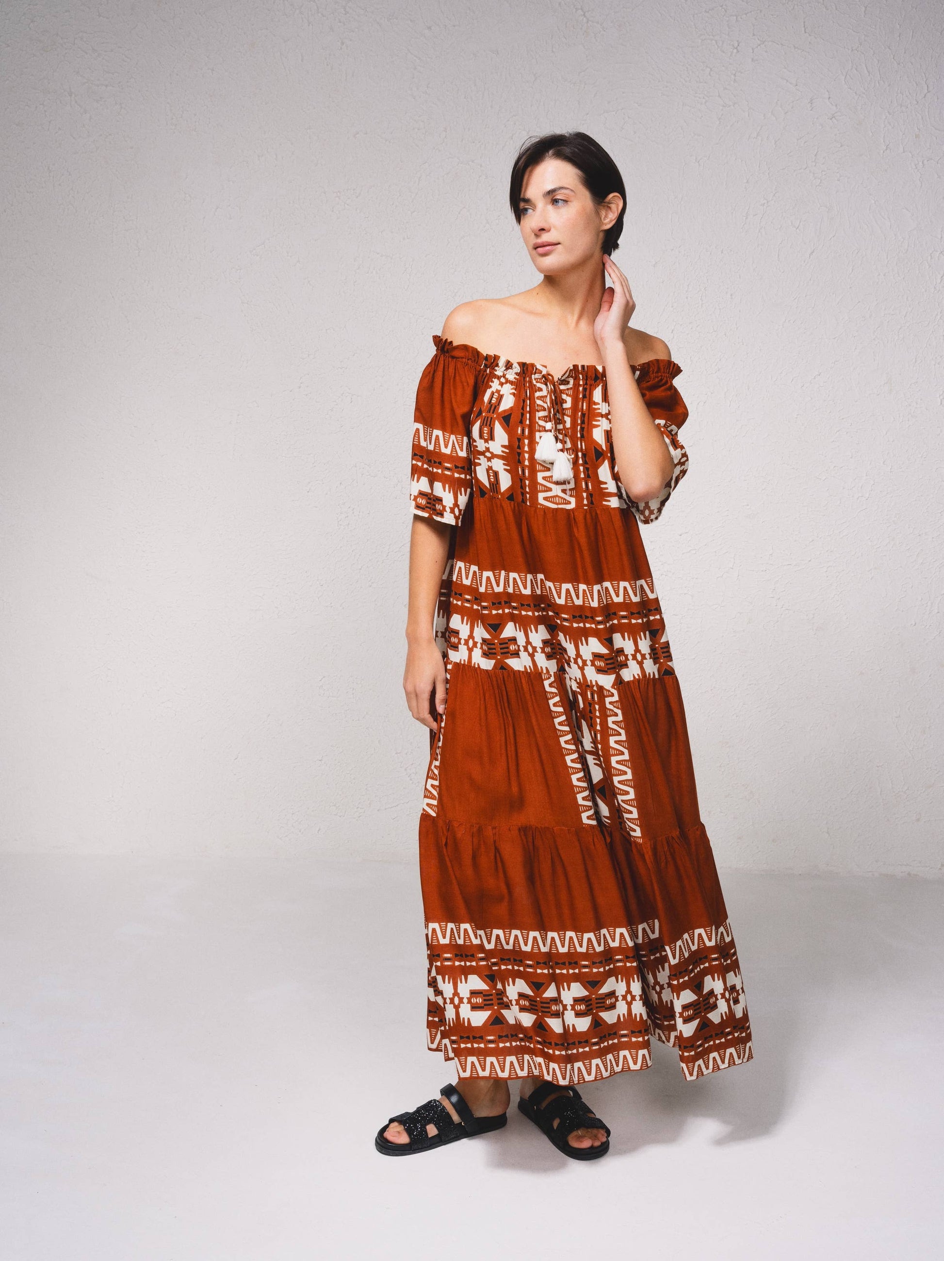 Abito lungo fluido a trapezio con stampa off-shoulder