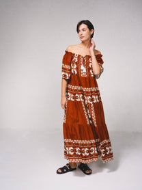 Abito lungo fluido a trapezio con stampa off-shoulder