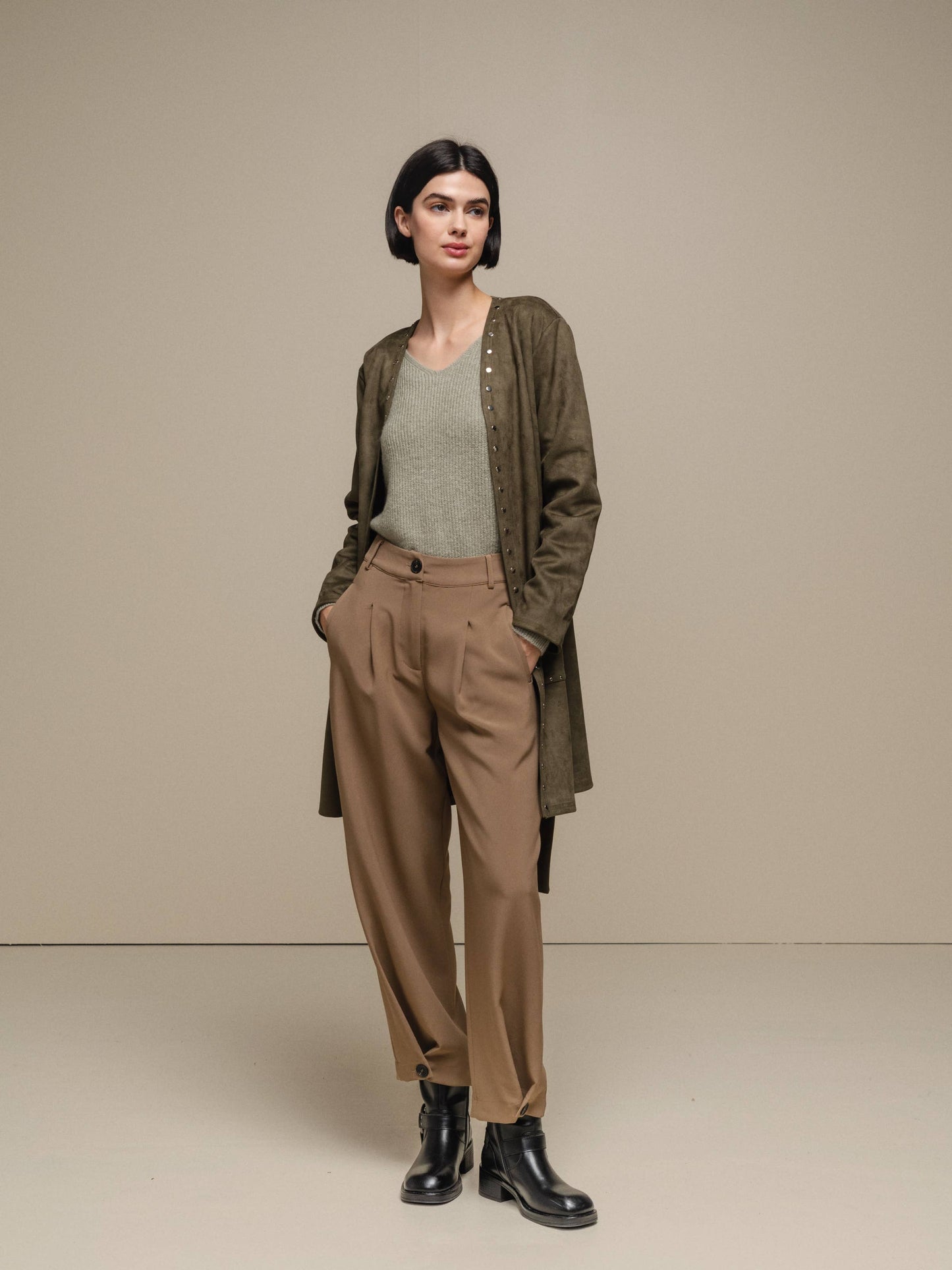 Cappotto donna effetto suede con borchie