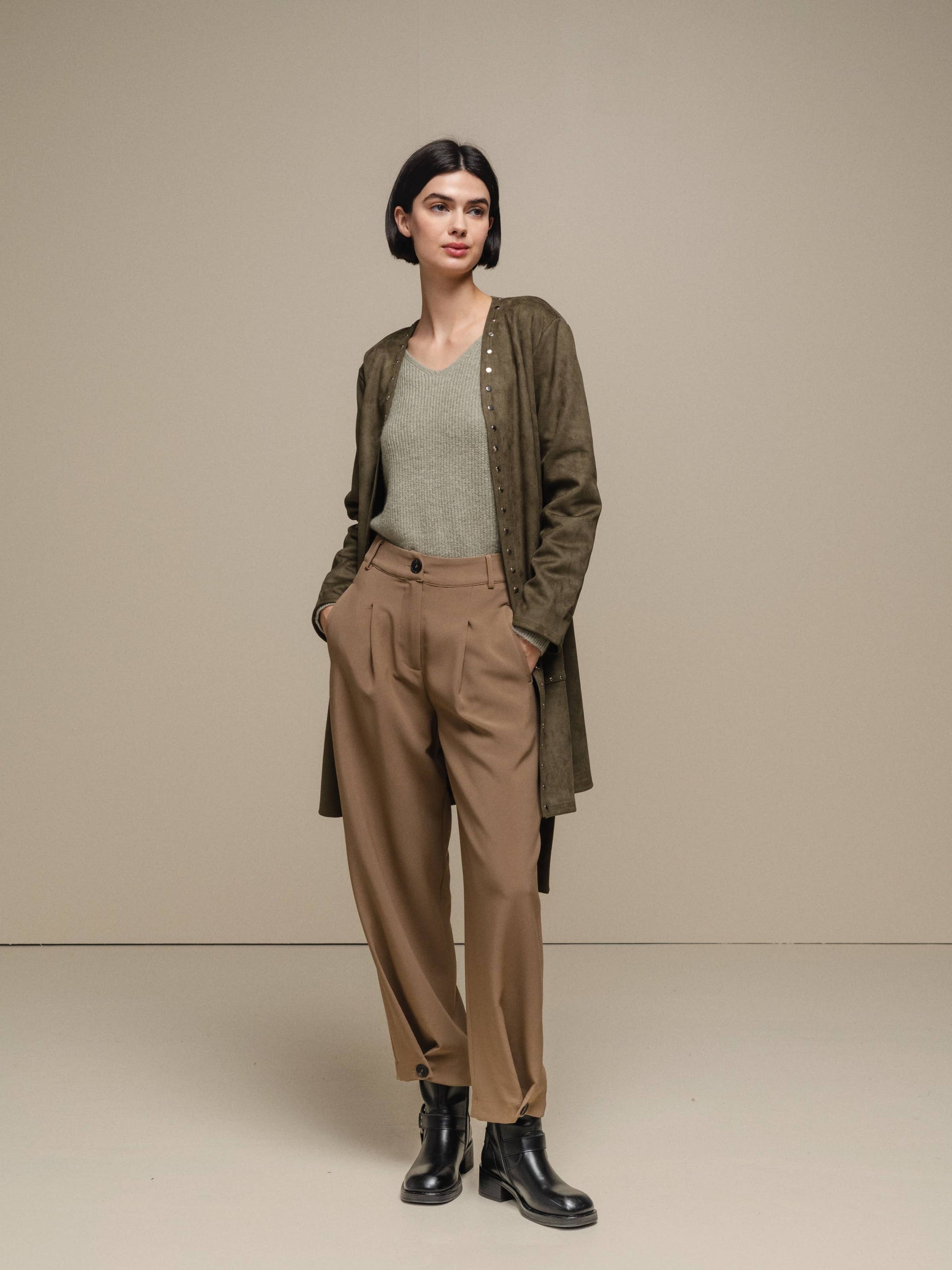 Cappotto donna effetto suede con borchie