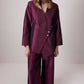 Completo in raso bordeaux con giacca asimmetrica e pantaloni a gamba larga