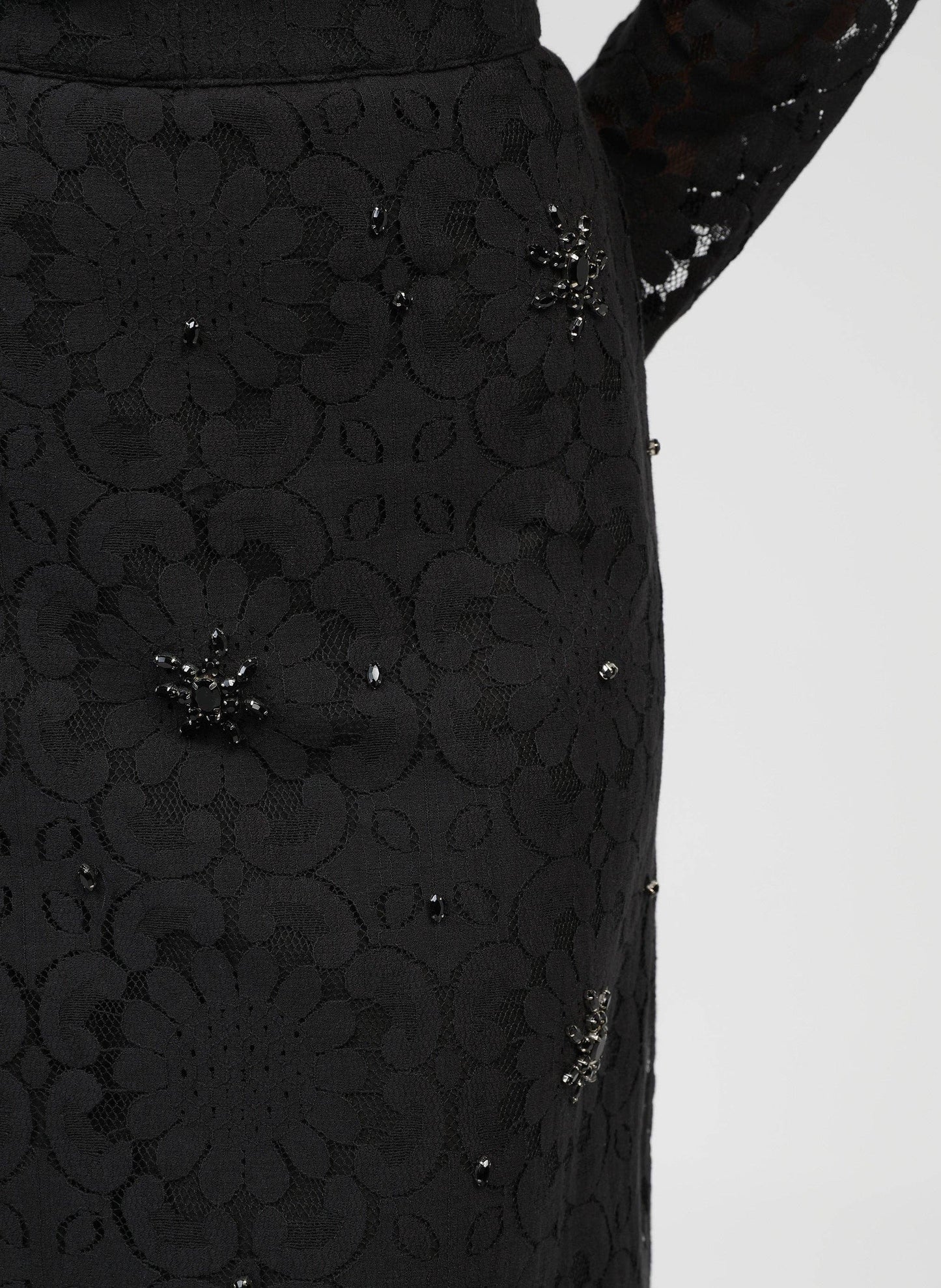 Gonna midi in pizzo nero con ricami di strass e perle