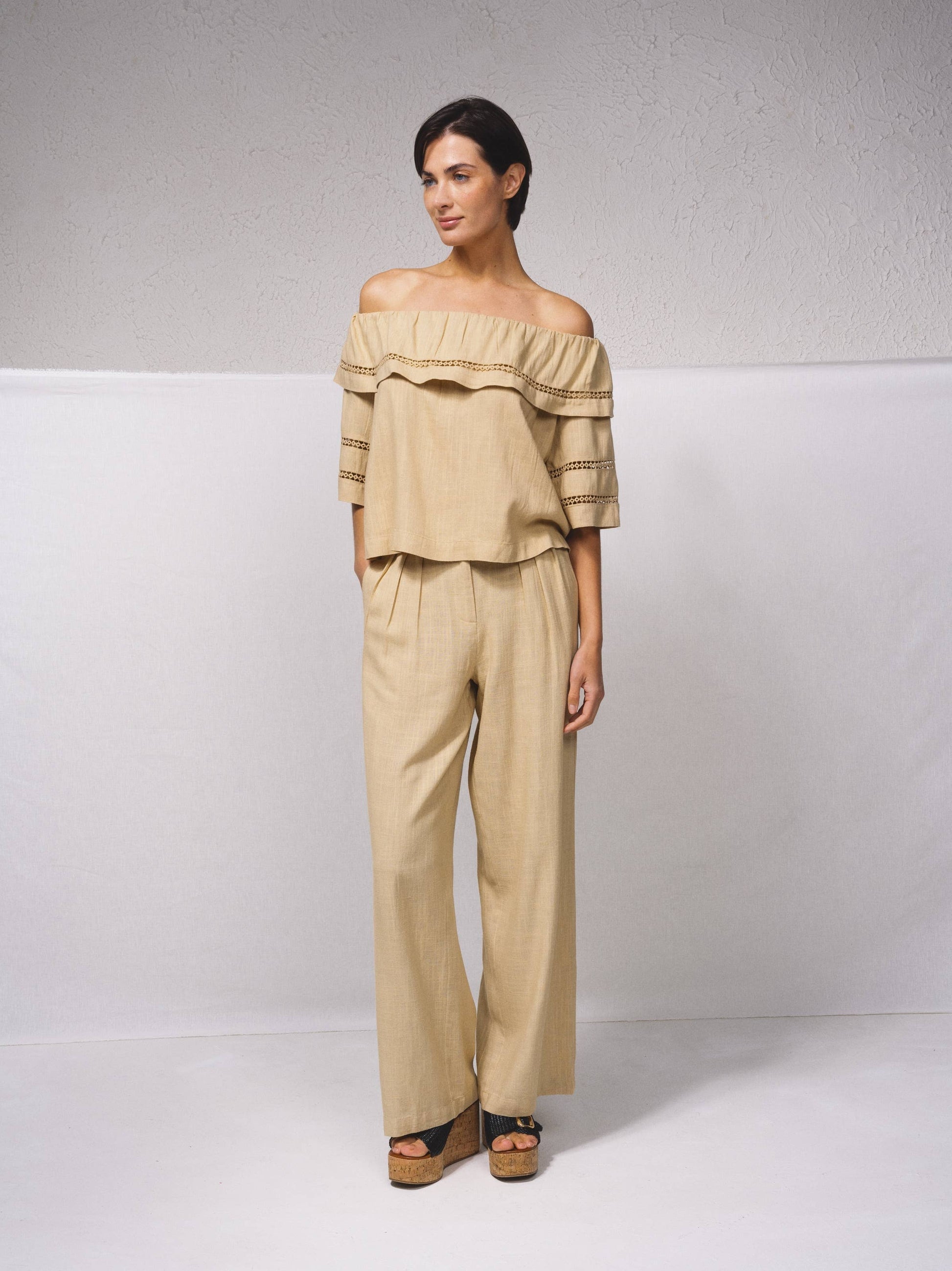 Tunica in misto lino con scollo a fascia e ricami