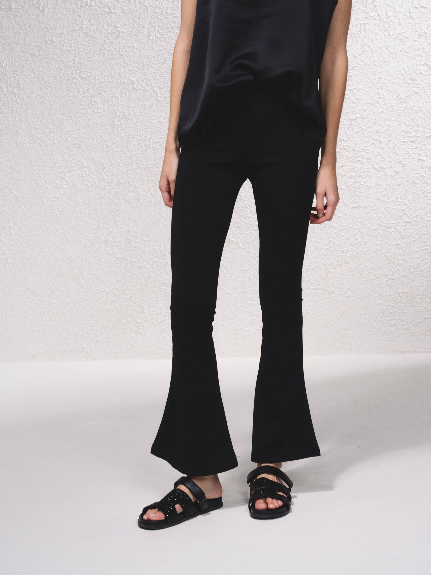 Pantaloni a zampa in rete con vita elasticizzata