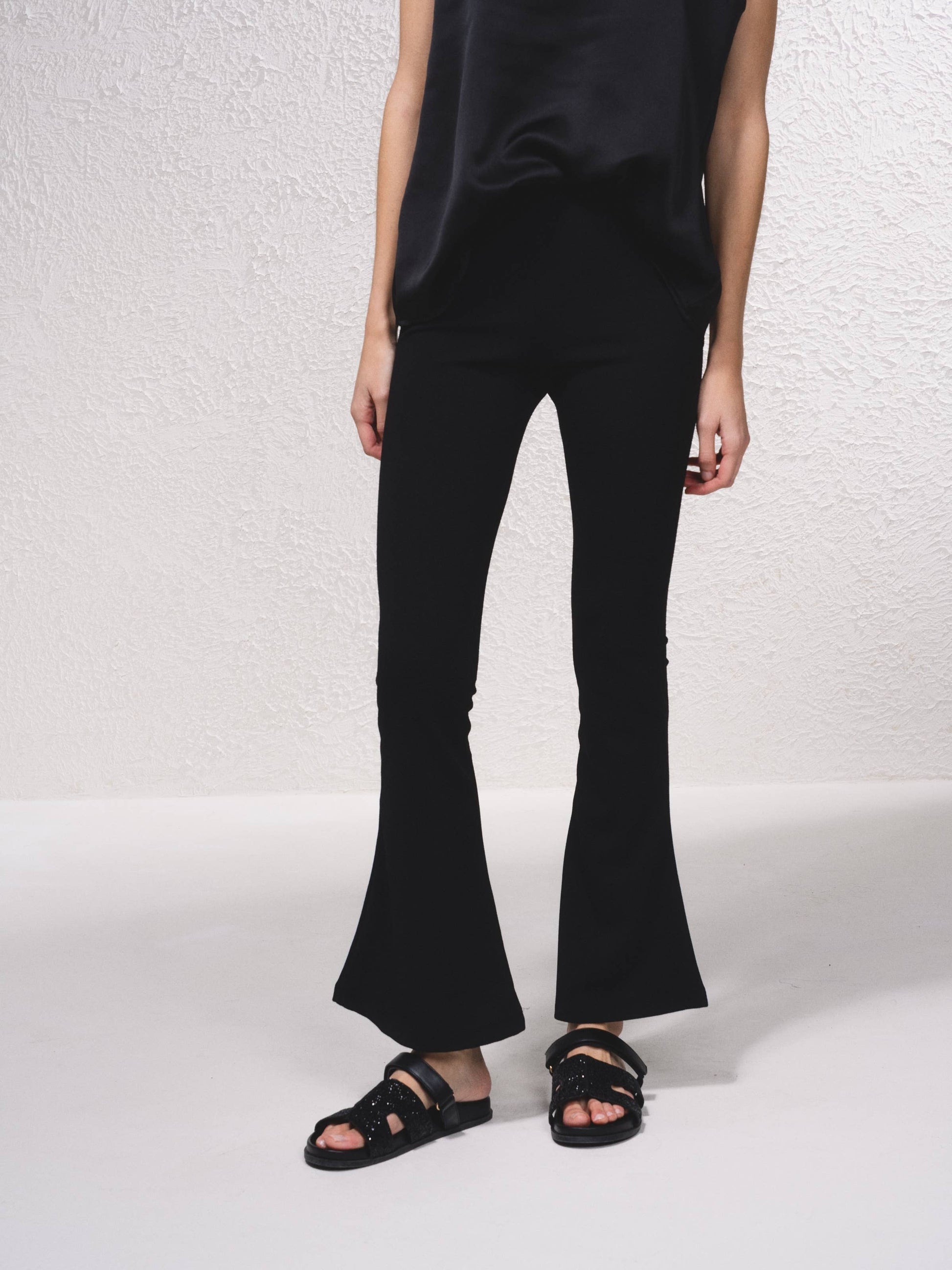 Pantaloni a zampa in rete con vita elasticizzata