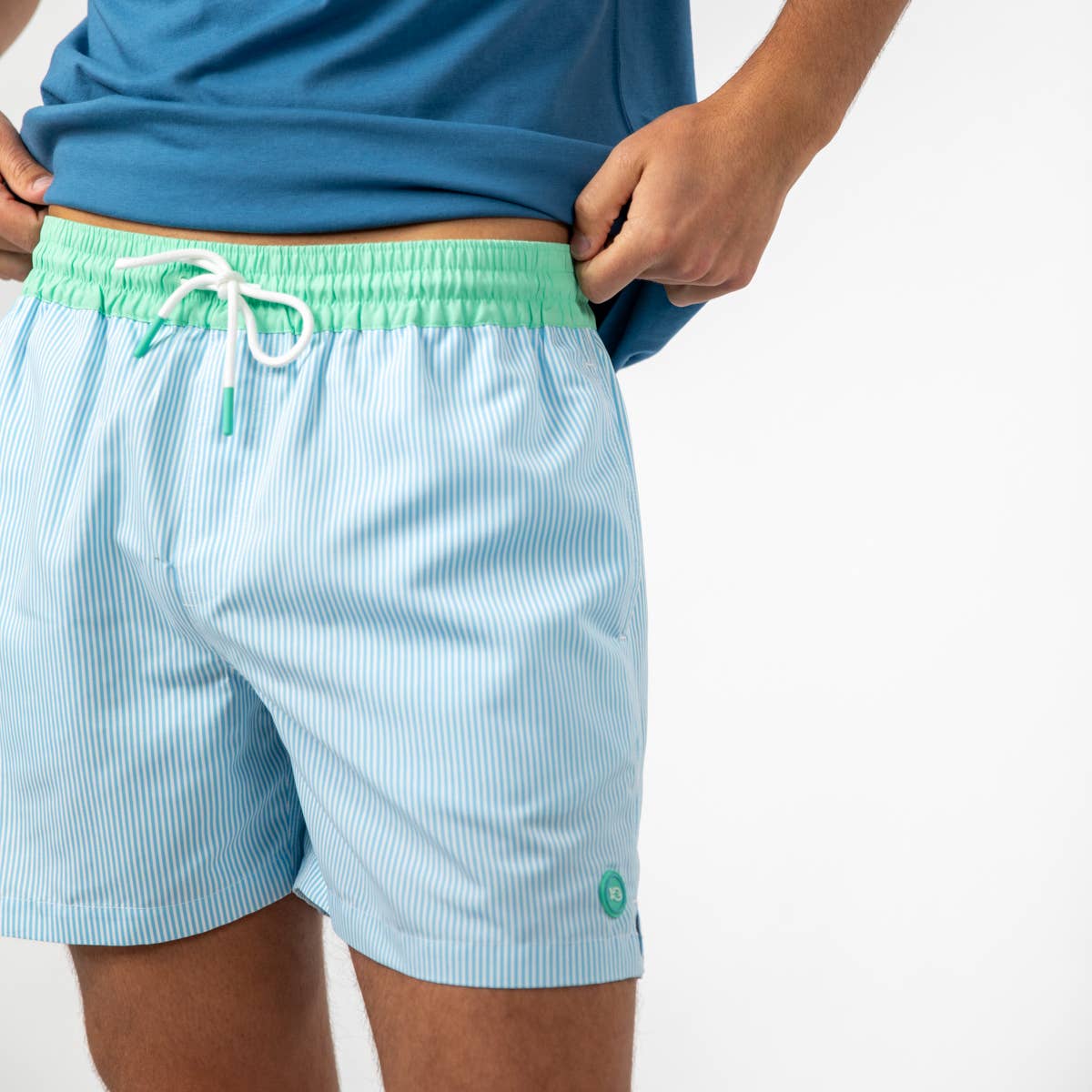 Costume da bagno a righe azzurre e bianche in poliestere riciclato
