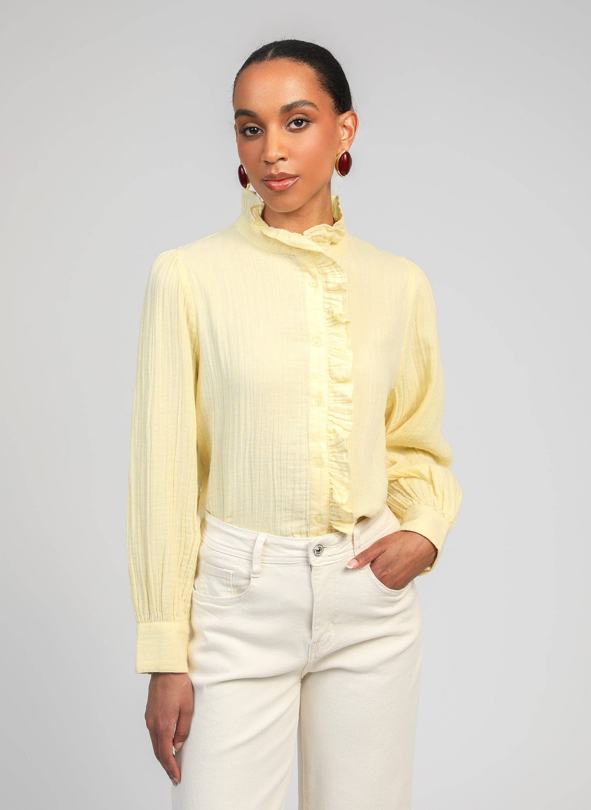 Camicia con rouches e collo alto