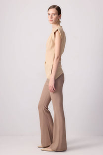Blusa asimmetrica beige con pieghe sulla spalla