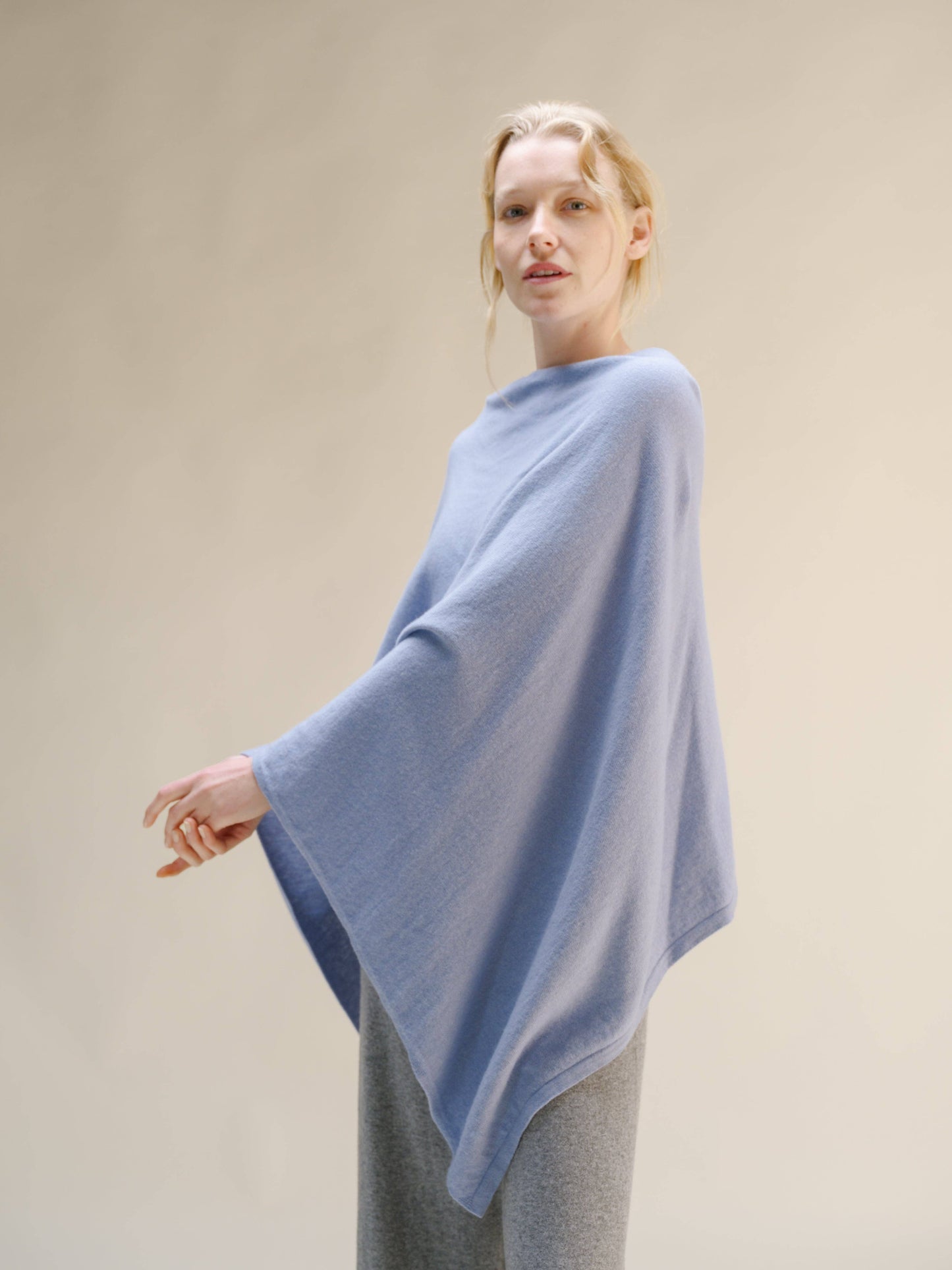Poncho asimmetrico in misto cashmere